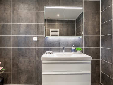 Bilde av baderomsinnredningen i vinkelhuset Regina