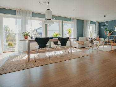 Bilde av stue med tilvalget lave vinduer