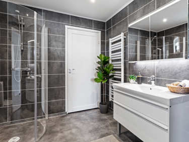 Bilde av bad med dusjhjørne, håndklehenger i vannbåren varme og stor baderomsinnredning - husmodellen Fanny