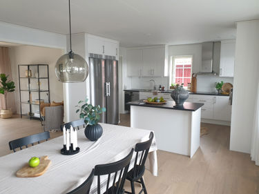 Bilde av tilvalget kjøkken med kjøkkenøy i husmodellen Edvard