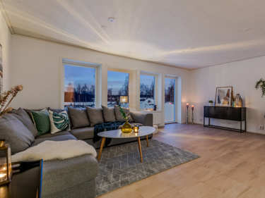 Kveldsbilde av stuen i vinkelhuset Regina