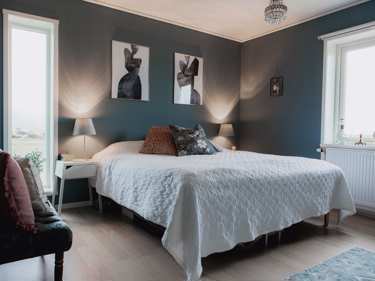 Bilde av master bedroom med langt dekorvindu - huset Eva