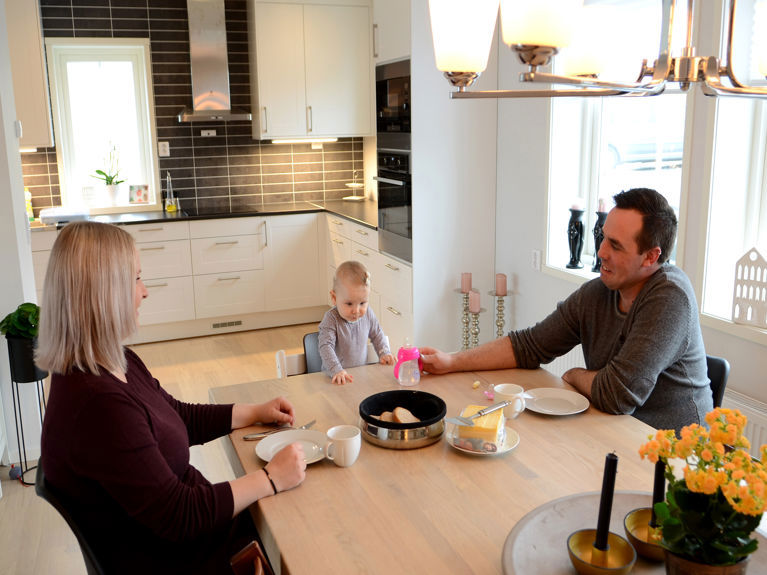 Familien samlet på kjøkkenet i sitt nye Älvsbyhus