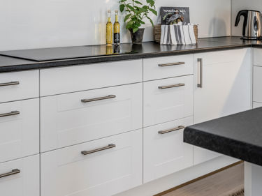 Bilde av hvitlakkerte kjøkkenfronter med speil i husmodellen Estelle