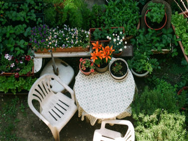 Bilde tatt ovenfra av en sittegruppe i hagen