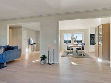 Bilde av stue med utsikt mot kjøkken og hall i huset Astrid