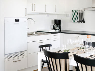 Bilde av hvit oppvaskmaskin som er opphøyd for lettere tilgjengelig oppvask