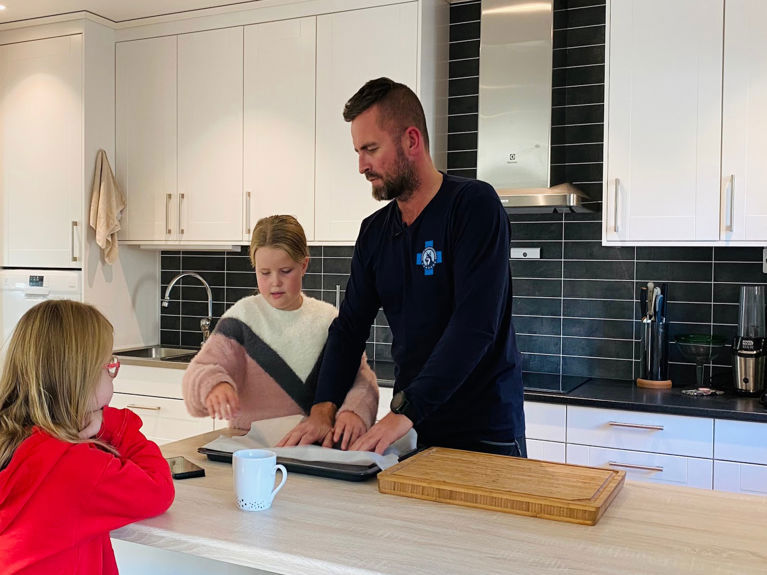 Bilde av Kurt og barna på kjøkkenet i sitt nye Älvsbyhus