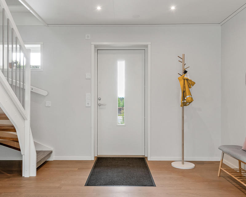 Bilde av hall med liggende dekorvindu i trappen