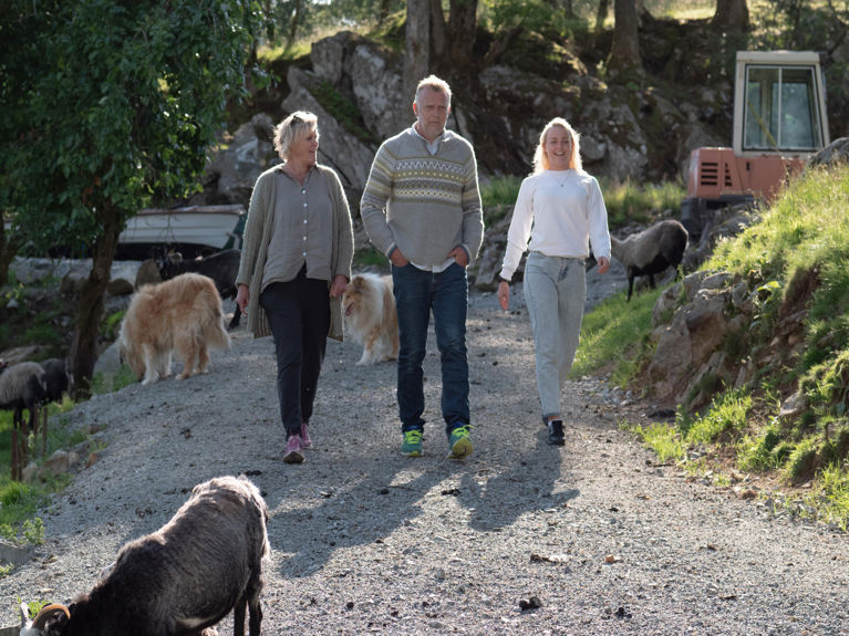 Bilde av familien Vervik ute på gårdsplassen