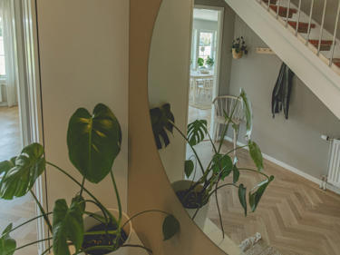 Bilde av speil som reflekterer trapp til andre etasje