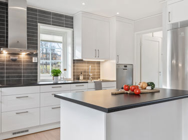 Bilde av kjøkken med ekstra vindu over kjøkkenbenken