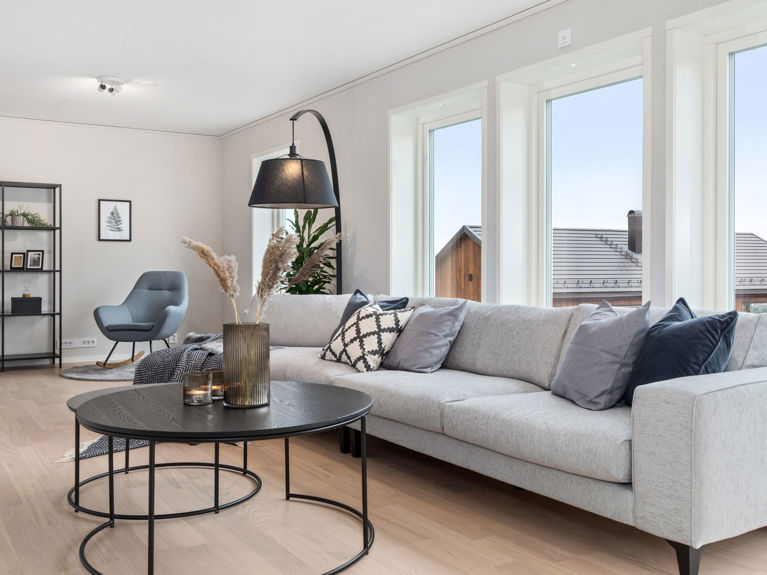 Bilde av stue med lave vinduer i huset Edvard