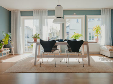 Bilde av stue med større vinduer