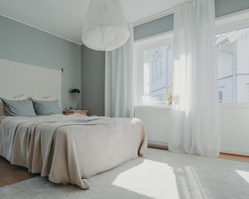 Bilde av master bedroom med balkongdør
