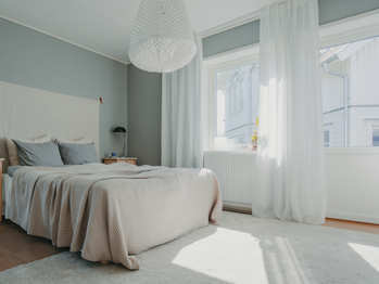 Bilde av master bedroom med balkongdør
