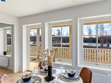 Bilde av spisestuen og utsikt mot gavlbalkongen i huset Fanny