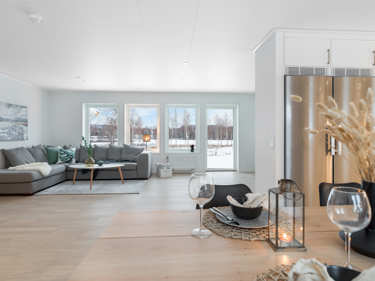 Bilde fra spiseplass mot stue i vinkelhuset Regina