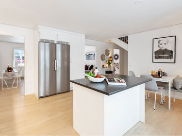 Bilde av kjøkken med kjøkkenøy i husmodellen Selma