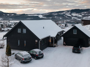 Bilde av huset ute om vinteren