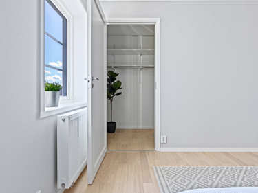 Bilde fra sengen i retning walk-in-closet og toalett i master bedroom på husmodellen Fanny