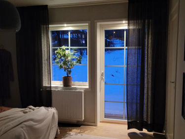 Kveldsbilde av soverom med spotlights i dørkarm