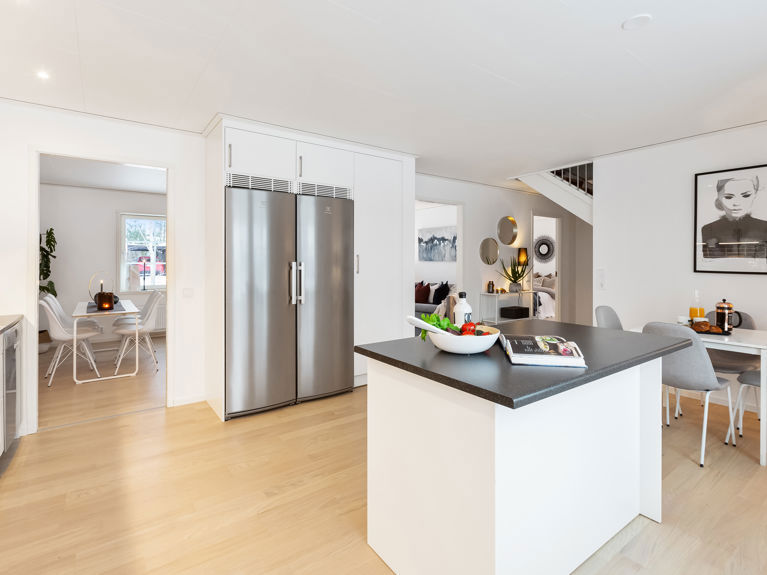 Bilde av kjøkken med kjøkkenøy og Electrolux hvitevarer - husmodellen Selma
