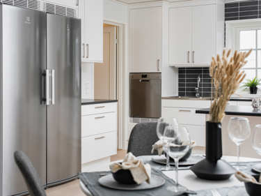 Bilde av kjøkken med opphøyd oppvaskemaskin, kjøleskap og fryseskap fra Electrolux - husmodellen Henrik