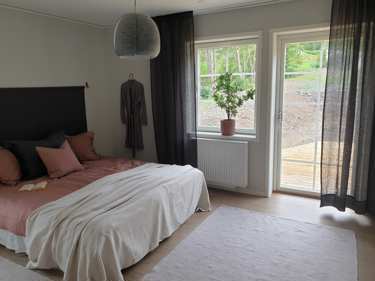 Bilde av master bedroom med helglasset balkongdør i huset Edvard