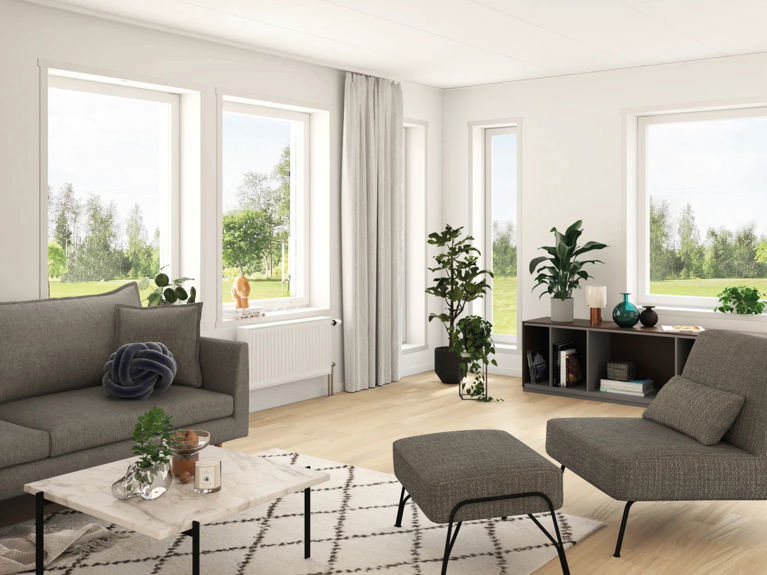 Bilde av stue i huset Alvar, med flere vinduer og dekorvinduer