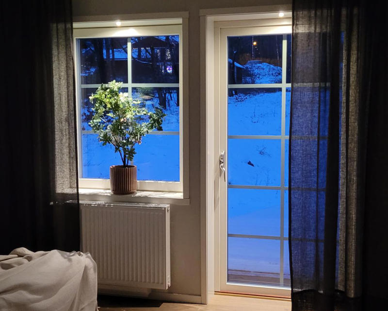 Kveldsbilde av spotlights i dørkarm