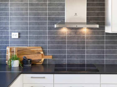 Bilde av kjøkkenbenk og platetopp i husmodellen Minna