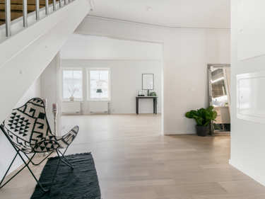 Bilde av hallen med utsikt til stue i huset Henrik