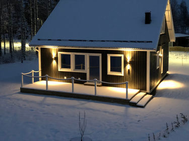 Bilde av huset Lasse med ekstra fasadebelysning