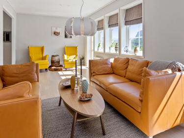 Bilde av stue med gult interiør