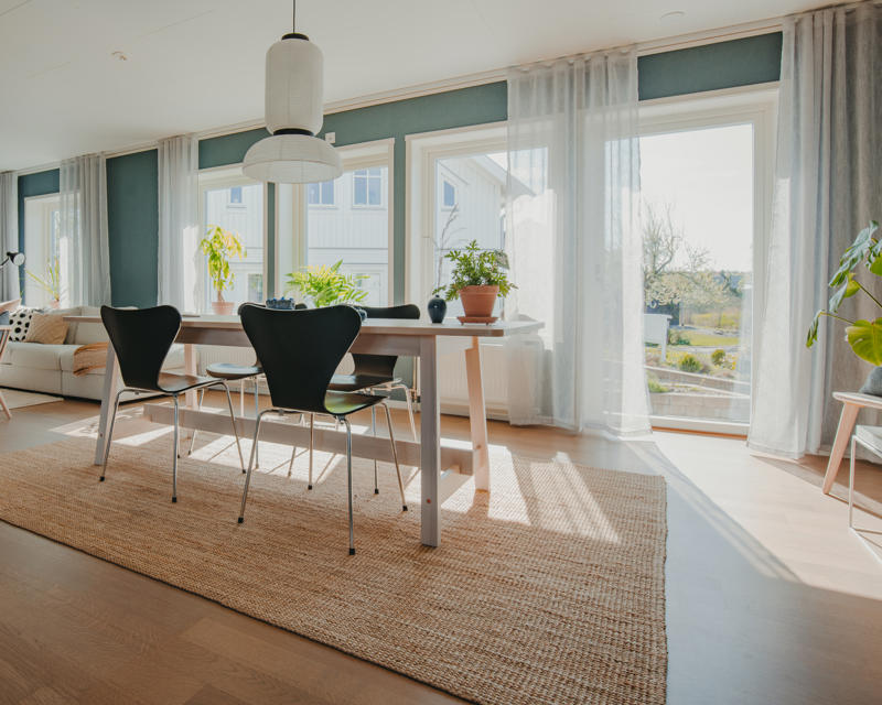 Bilde av stue med helglasset balkongdør