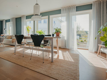 Bilde av stue med helglasset balkongdør