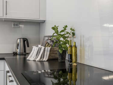 Bilde av kjøkkenbenk og induksjonsplatetopp fra Electrolux i huset Estelle