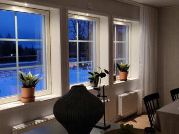 Kveldsbilde av spotlights i vinduskarmer