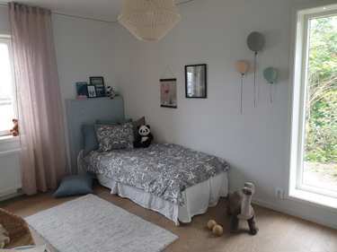 Bilde av barnerom med langt dekorvindu i huset Edvard