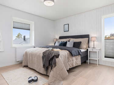 Bilde av master bedroom med langt stående dekorvindu i huset Edvard