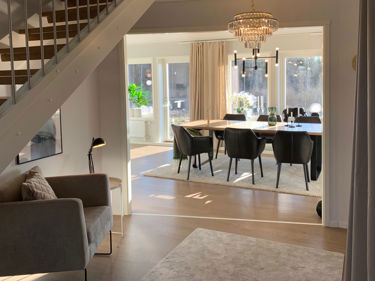 Bilde av store vinduer og helglasset balkongdør