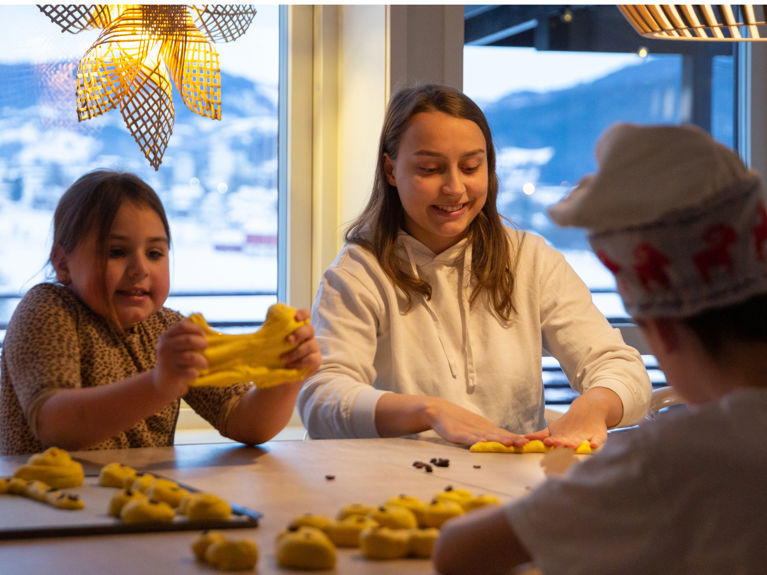 Bilde av barna i familien som baker i juletider