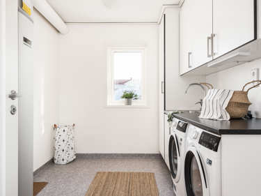 Bilde av vaskerom med vaskemaskin og tørketrommel i huset Åse