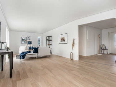 Bilde av stue i retning mot hallen i huset Henrik