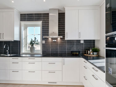 Bilde av hvitlakkerte kjøkkenfronter med speil i husmodellen Astrid