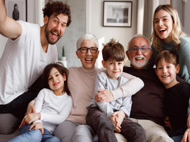 Bilde av familie jublende i huset sitt