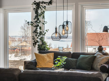 Bilde av store stuevinduer og helglasset balkongdør