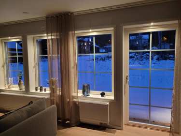 Kveldsbilde av stuen i huset Edvard med LED mini spotlights i vinduskarm