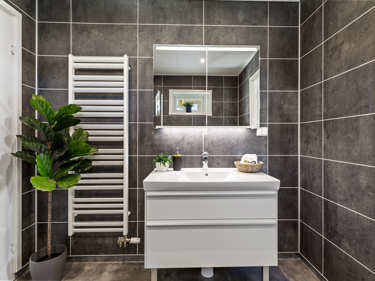 Bilde av håndklehenger i vannbåren varme og stor baderomsinnredning i huset Fanny